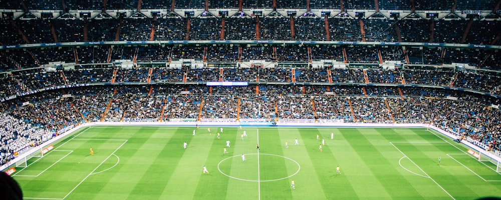 视频播放器界面模拟图，正在播放足球比赛进球集锦